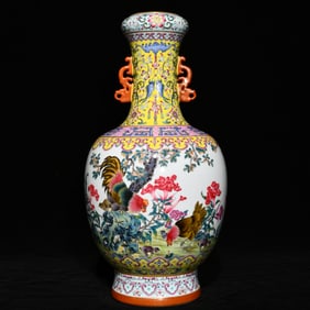 A Qing Dynasty Qianlong pastel box family love picture binaural garlic bottle