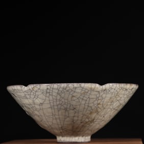 A Song Dynasty Ge kiln bowl