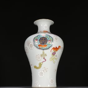 A pastel Fushou pattern appreciation bottle made by Cairuntang in the Qing Dynasty