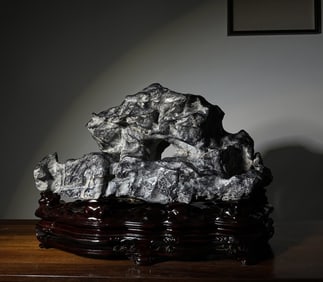 A Qing Dynasty Lingbi stone relying on the study ornament