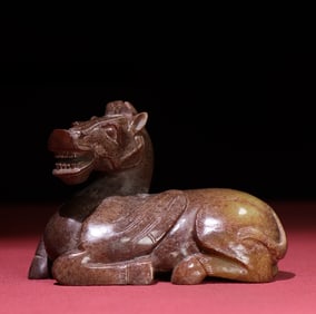 A small ornament of a round carving of a jade horse in the Han Dynasty