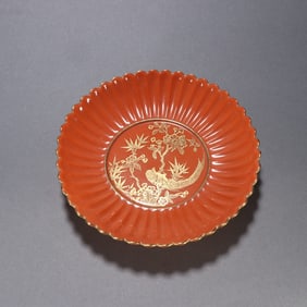 A Qing Dynasty Fan red gold-painted magpie climbed the plum melon ridge appreciation plate