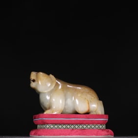 A Hetian jade bear ornament