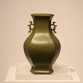 A Qing Dynasty tea glazed amphora