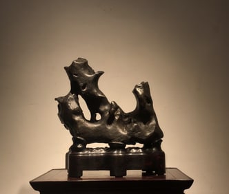 A Qing Dynasty Taihu Lake stone study ornament