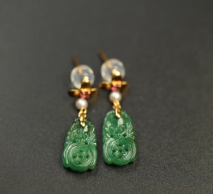 A piece of Qing Dynasty 18k gold inlaid Burmese jade earrings