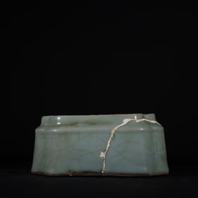 A piece of Song Dynasty official kiln powder celadon brush wash (restoration)