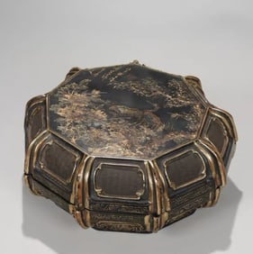 A Qing Dynasty bamboo lacquer gold-painted holding box