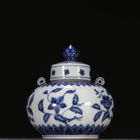 A bright blue and white folded branch four season flower double series small lid jar