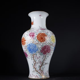 A Qing Dynasty Jiaqing pastel floral pattern bottle