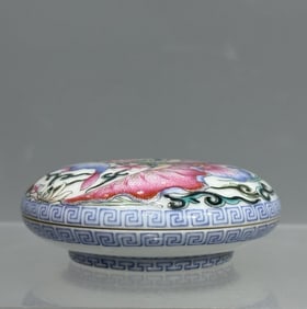 A piece of enamel Indonesian box made in the Qianlong era