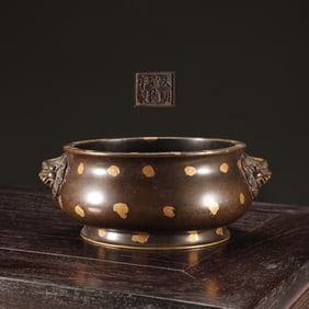 A Qing Dynasty precision cast copper tire dotted with gold sprinkled with gold lion head ear furnace