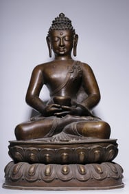 A seated statue of Shakyamuni Buddha in a Qing Dynasty box gold and bronze