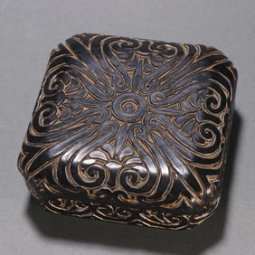 A lacquerware lid box