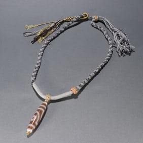 A Qing Dynasty two-eyed Dzi necklace