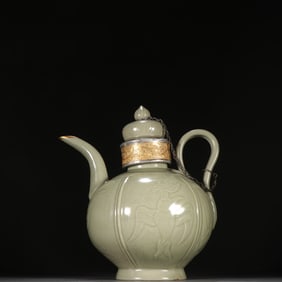 A Yue kiln gold-covered pot