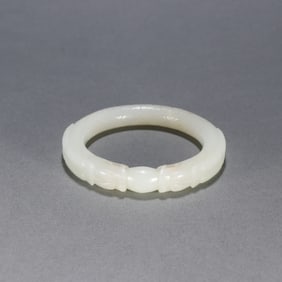 A Qing Dynasty Hetian jade two dragon bite bead bracelet