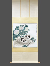 A picture of Fang Chuxiong's two dogs