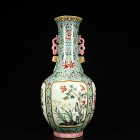 A Qing Dynasty boutique green space window flower vase