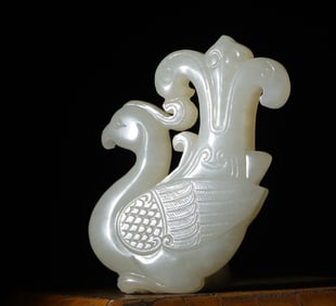 A jade phoenix-shaped pendant in the Qing Dynasty