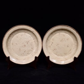 A Song Ding kiln carved flower and bird pattern plate
