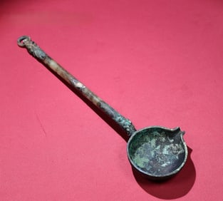 A Han Dynasty copper-inlaid jade spoon