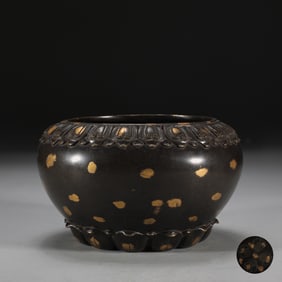 A Ming Dynasty precision-cast copper tire dotted with gold sprinkled with golden lotus petal pattern