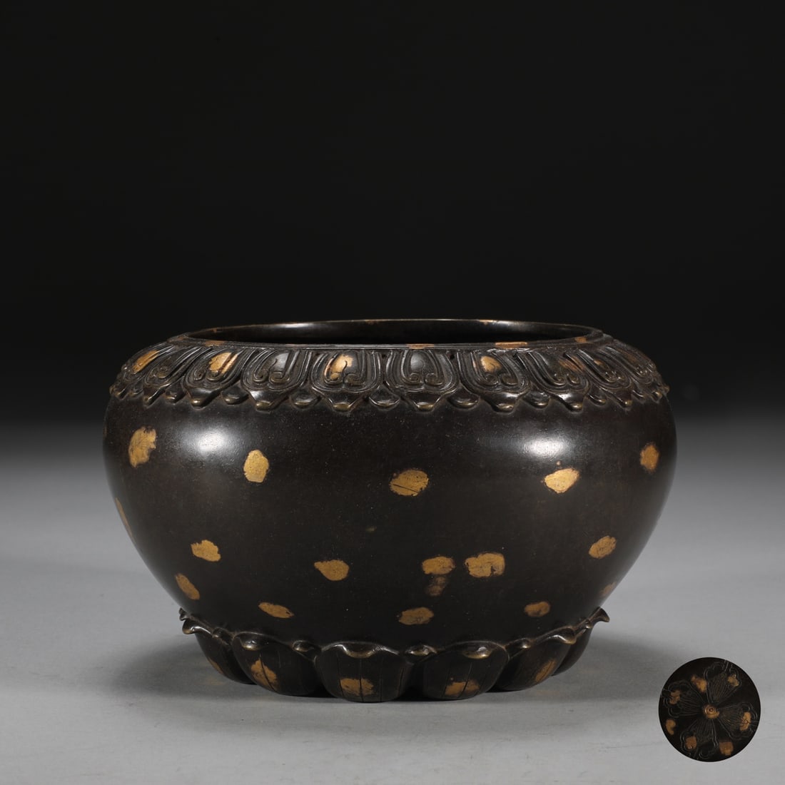 A Ming Dynasty precision-cast copper tire dotted with gold sprinkled with golden lotus petal pattern: Ming Dynasty precision cast copper tire dotted with gold sprinkled with golden lotus petal pattern bowl furnace [Details] This furnace is quite special, the shape of this furnace is quite special, the