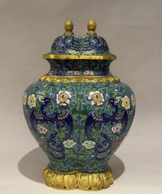 A Qing Dynasty cloisonné enamel phoenix pattern jar