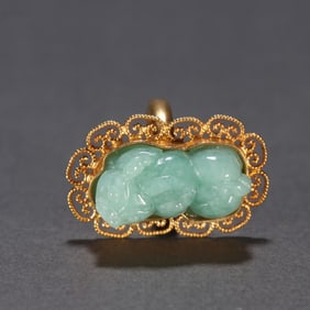 A silver-gilt jade-inlaid Pixiu ring