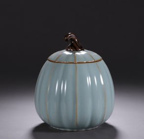 A jar with a pumpkin-shaped lid imitating Ru glaze