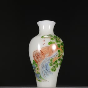 A Qing Dynasty material vessel painting enamel king heroic wind bottle