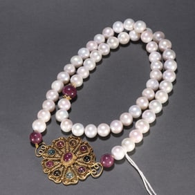 A Qing Dynasty pearl necklace