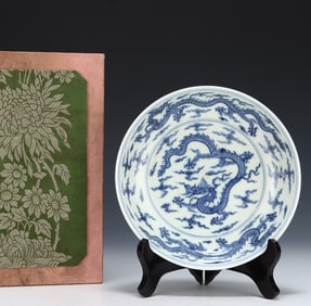 A Ming Dynasty Chenghua blue and white dragon pattern plate