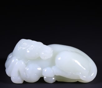 A Hetian jade horse ornament