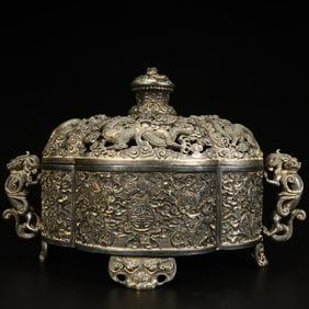 A Qing Dynasty silver hollow carved dragon pattern dragon ear aromatherapy