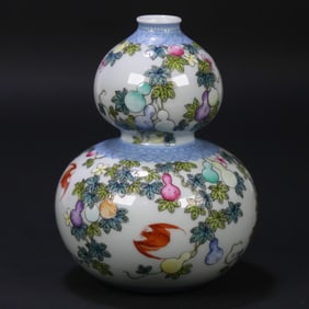 A piece of Qing Dynasty official kiln Qing Dynasty Yongzheng year made pastel multi-child