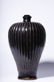 A Jizhou kiln striped plum bottle