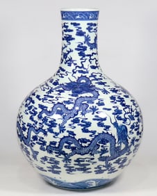 A blue and white Kowloon Tianqiu bottle made in the Qianlong era of the Qing Dynasty