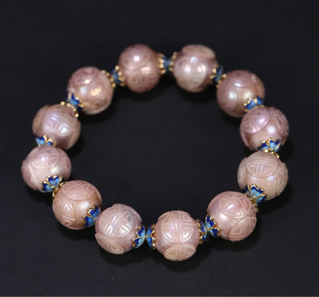 A Qing Dynasty Tuanshou pattern Dongzhu bracelet (1 of 9)