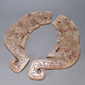 A pair of ancient jade tiger pendants in the Han Dynasty