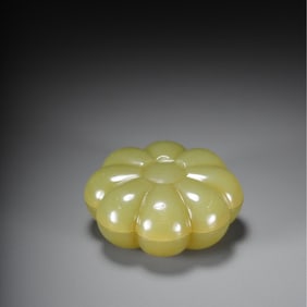 A Qing Dynasty Hetian yellow jade melon lid box