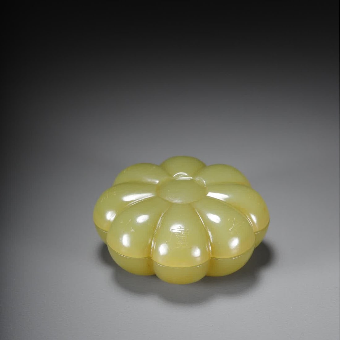 A Qing Dynasty Hetian yellow jade melon lid box (1 of 9)