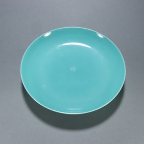 A single color glazed plate of the Qing Dynasty