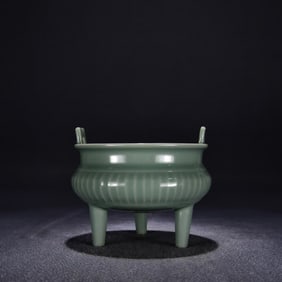 A three-legged furnace of Longquan kiln in the Yuan Dynasty