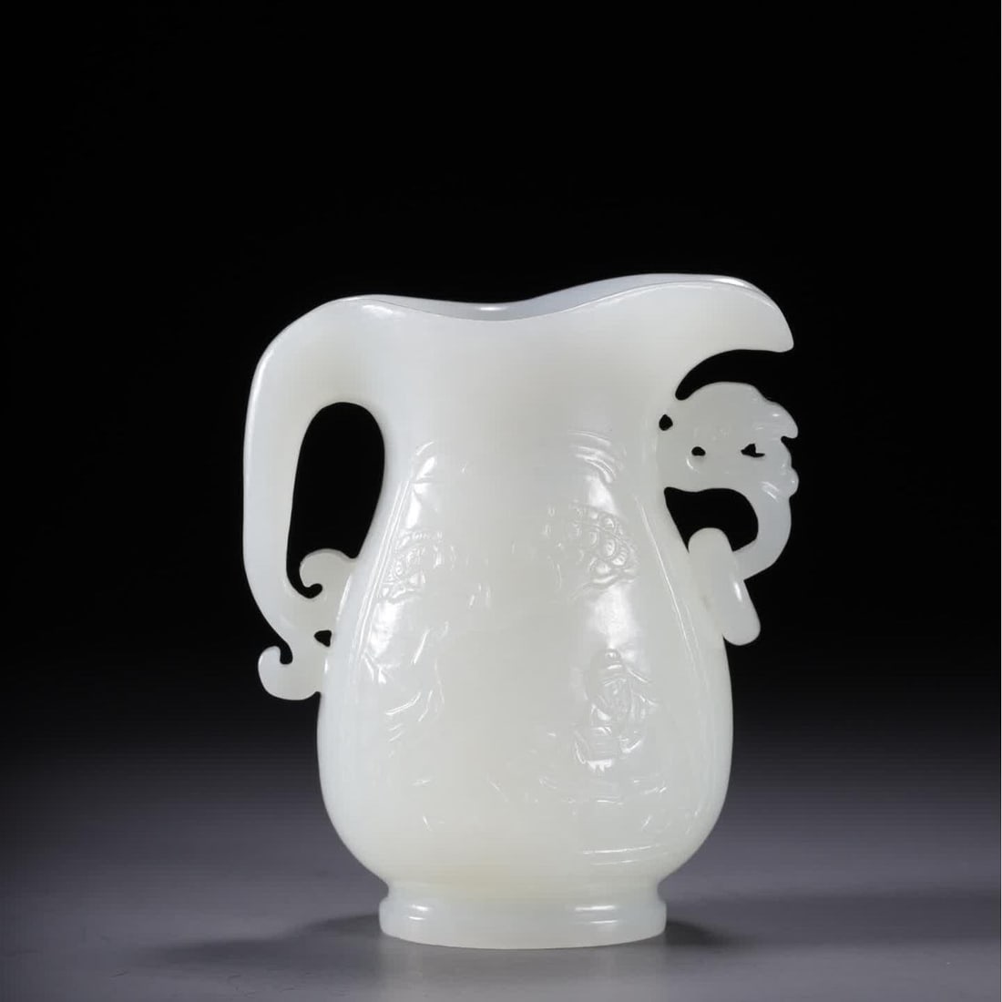 A Qing Dynasty Hetian jade pine figure pattern pot (1 of 8)