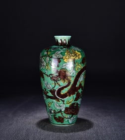 A Qing Dynasty Qianlong green plain three-color flower dragon pattern plum bottle