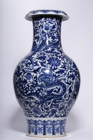 A Qing Dynasty Qianlong year blue and white dragon pattern scroll bottle
