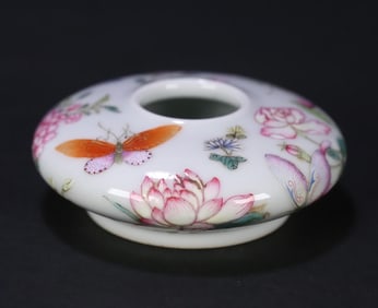 A piece of Qing Dynasty official kiln Qing Dynasty Yongzheng year made pastel butterfly love flower