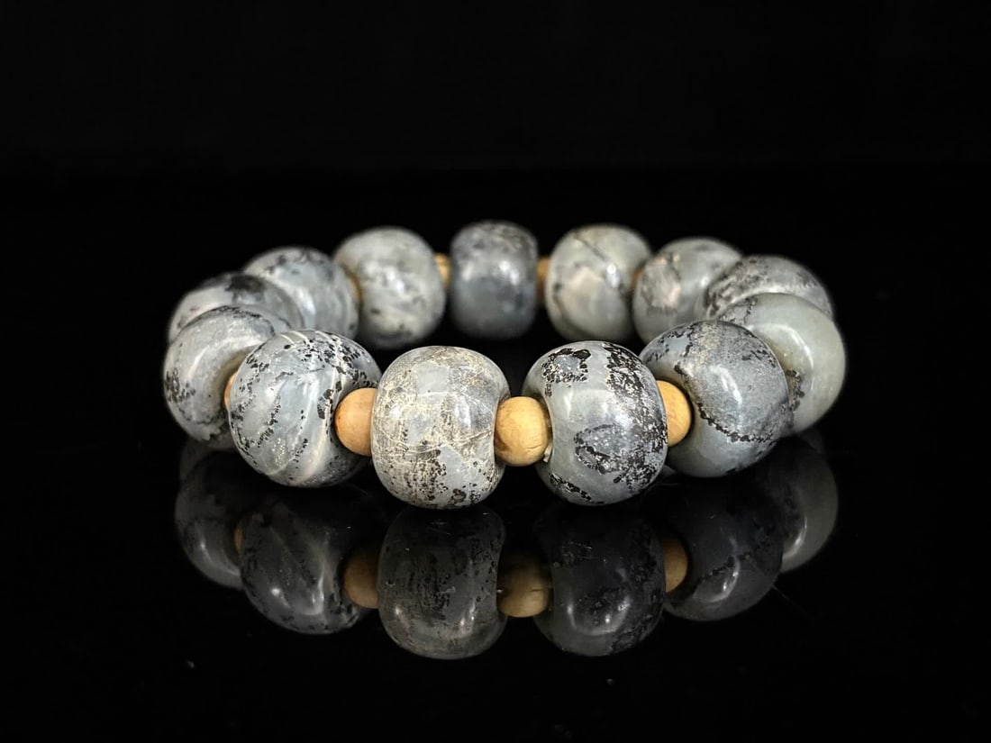 A Han Dynasty jade bead bracelet (1 of 9)